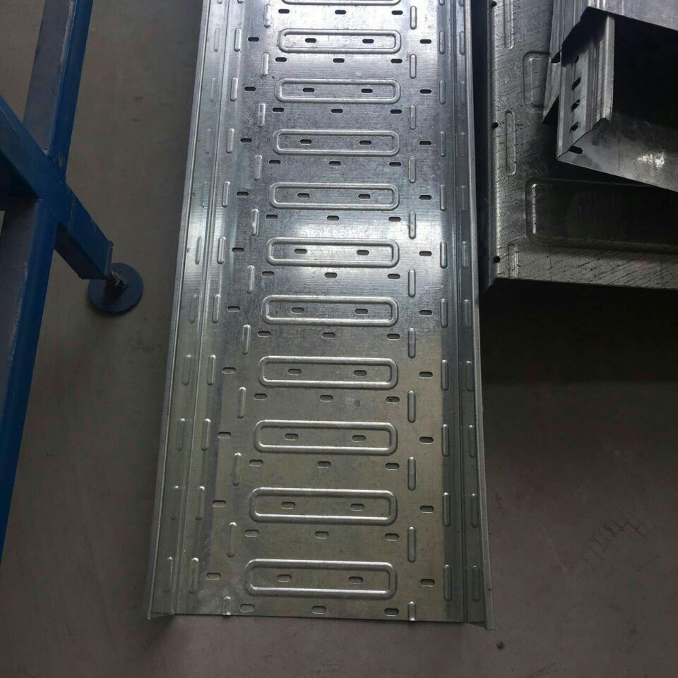 輕型高強(qiáng)度托盤式鍍鋅電纜橋架